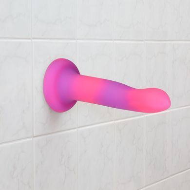 Светящийся в темноте фаллоимитатор ADDICTION Rave 8&Prime; Glow in the Dark Dildo Pink Purple, 20,3 см