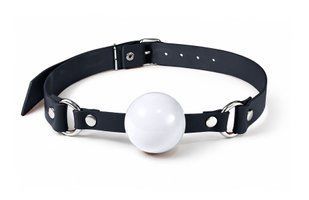 Кляп силиконовый Feral Feelings Silicon Ball Gag Black/White, черный ремень, белый шарик